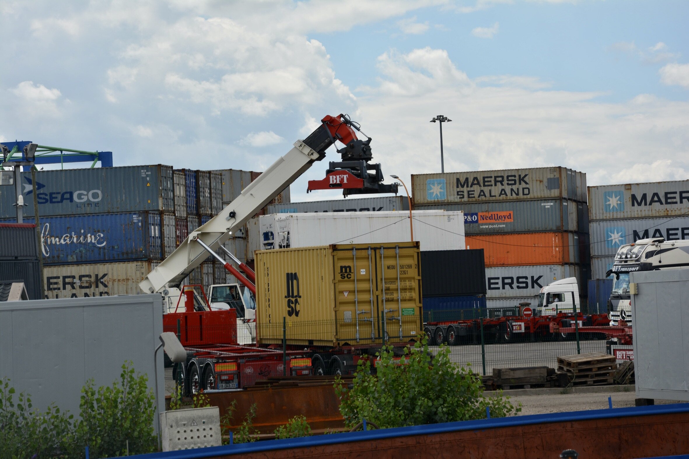 Un reach stacker en action