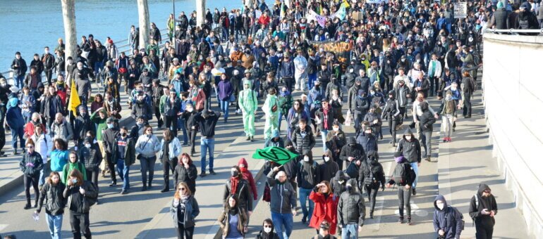 Kermesse, drapeaux brûlés : récit d’une manifestation contre Bayer-Monsanto à Lyon