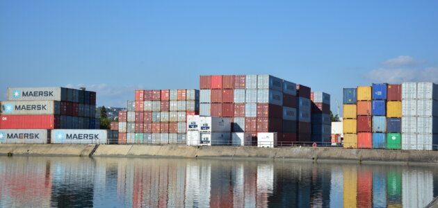 De la Chine au port de Lyon, la vie rocambolesque des conteneurs