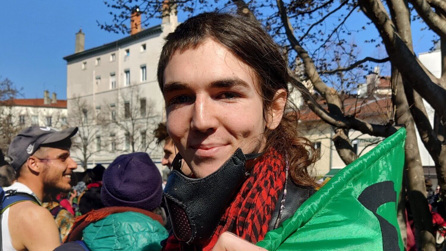 Sam d'Extinction Rebellion lors de la manifestation contre Bayer-Monsanto lors des Soulèvements de la Terre le samedi 5 mars 2022