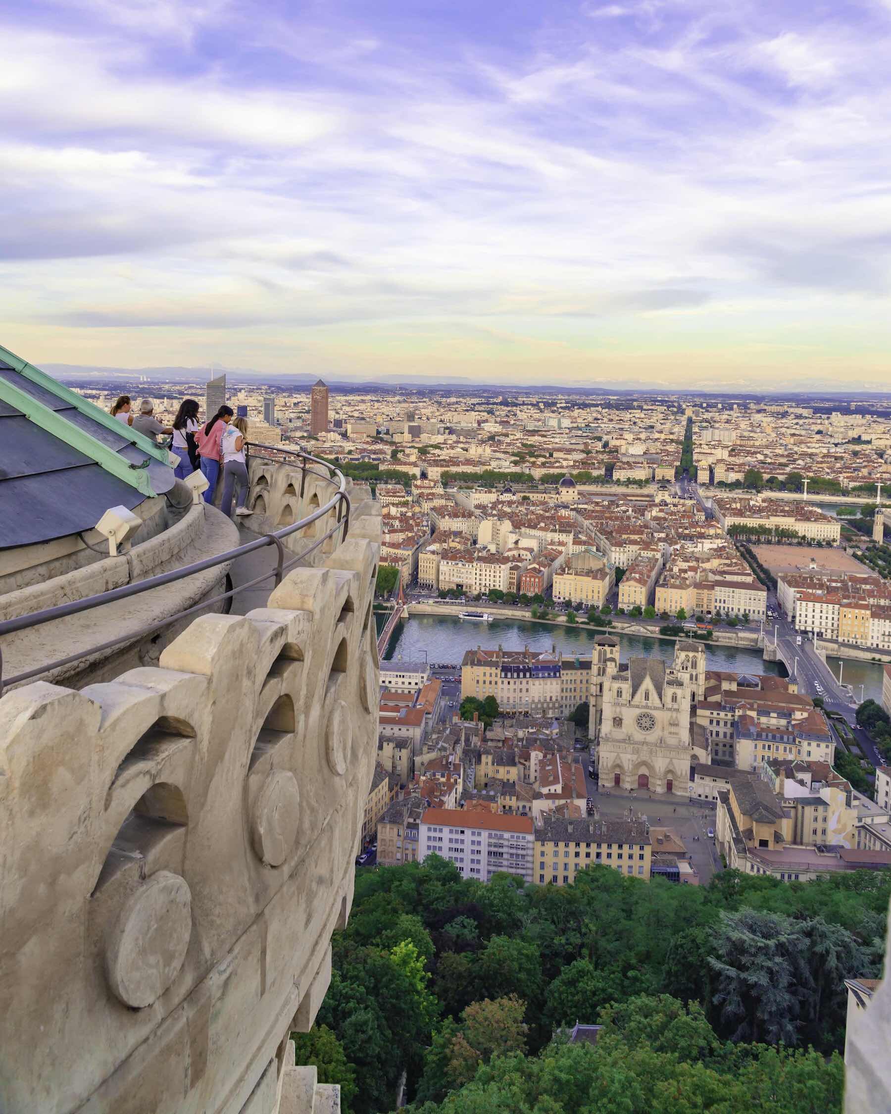 Cette photo de Lyon vu de Fourvière d'Oscar Minaya relayée par Only Lyon sur les réseaux sociaux a été repérée par le New York Times.