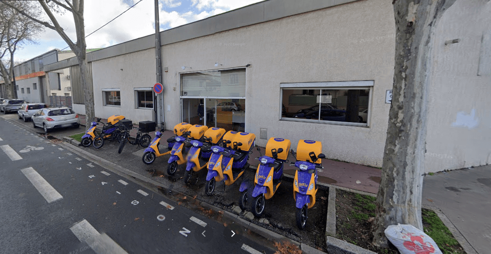 La façade mystérieuse d'un des Dark stores lyonnais à Moulin à Vent, à la frontière entre Vénissieux et Lyon 8è. Photo Google Street View