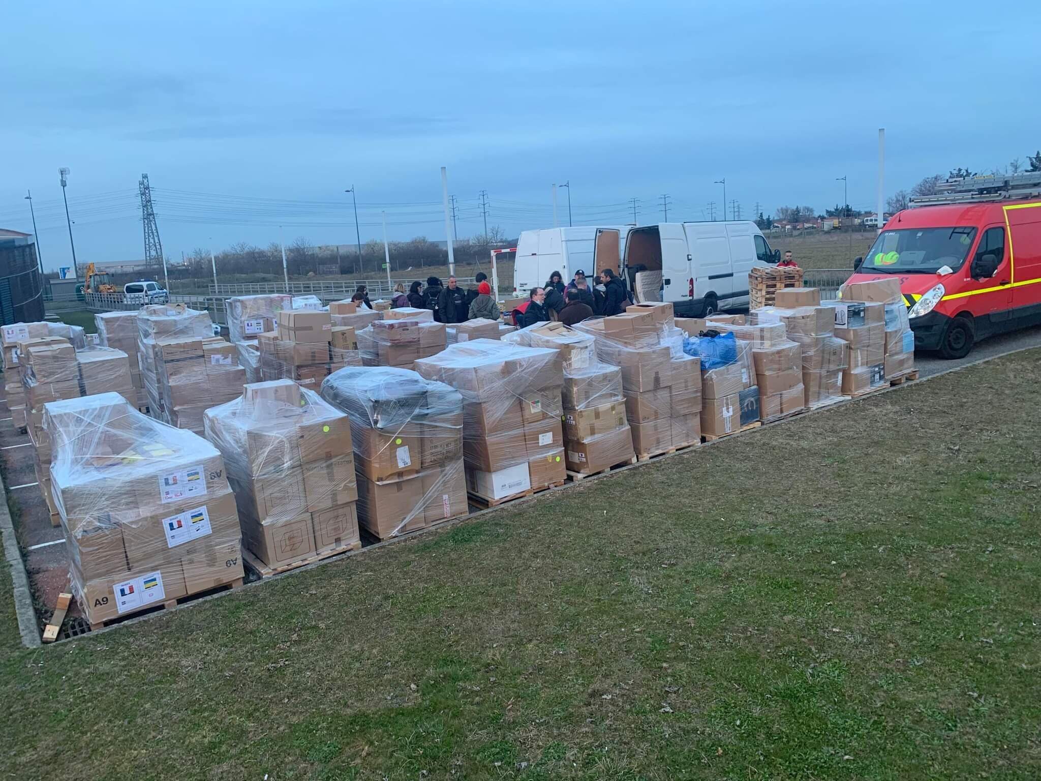 Les 45 tonnes de matériel acheminés à Mions pour être envoyées en Ukraine. Une photo par Maxime Le Moing