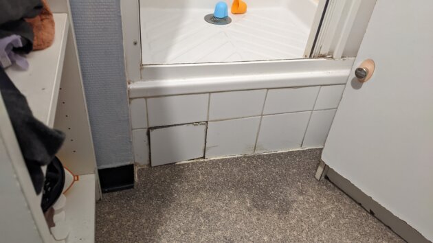 L'eau s'infiltre tout le temps sur le sol de la salle de bain du logement situé à Lyon 8è. ©LS/Rue89Lyon