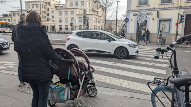 La poussette pour jumelles poussée par Linda, qui bataille pour obtenir un logement décent à Lyon. ©LS/Rue89Lyon