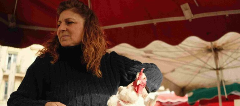 L’avenir incertain d’Angélina, dernière vendeuse d’animaux vivants sur les marchés de Lyon