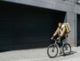 Les Dark stores qui tentent de s'implanter à Lyon livrent par scooter ou vélo, parfois vélo électrique. Photo Pexels par Mart Productions.