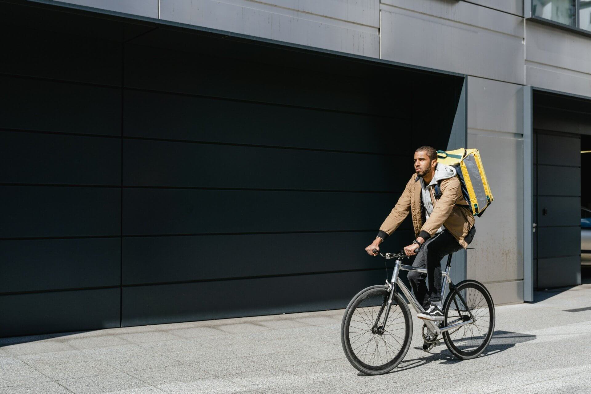 Les Dark stores qui tentent de s'implanter à Lyon livrent par scooter ou vélo, parfois vélo électrique. Photo Pexels par Mart Productions.