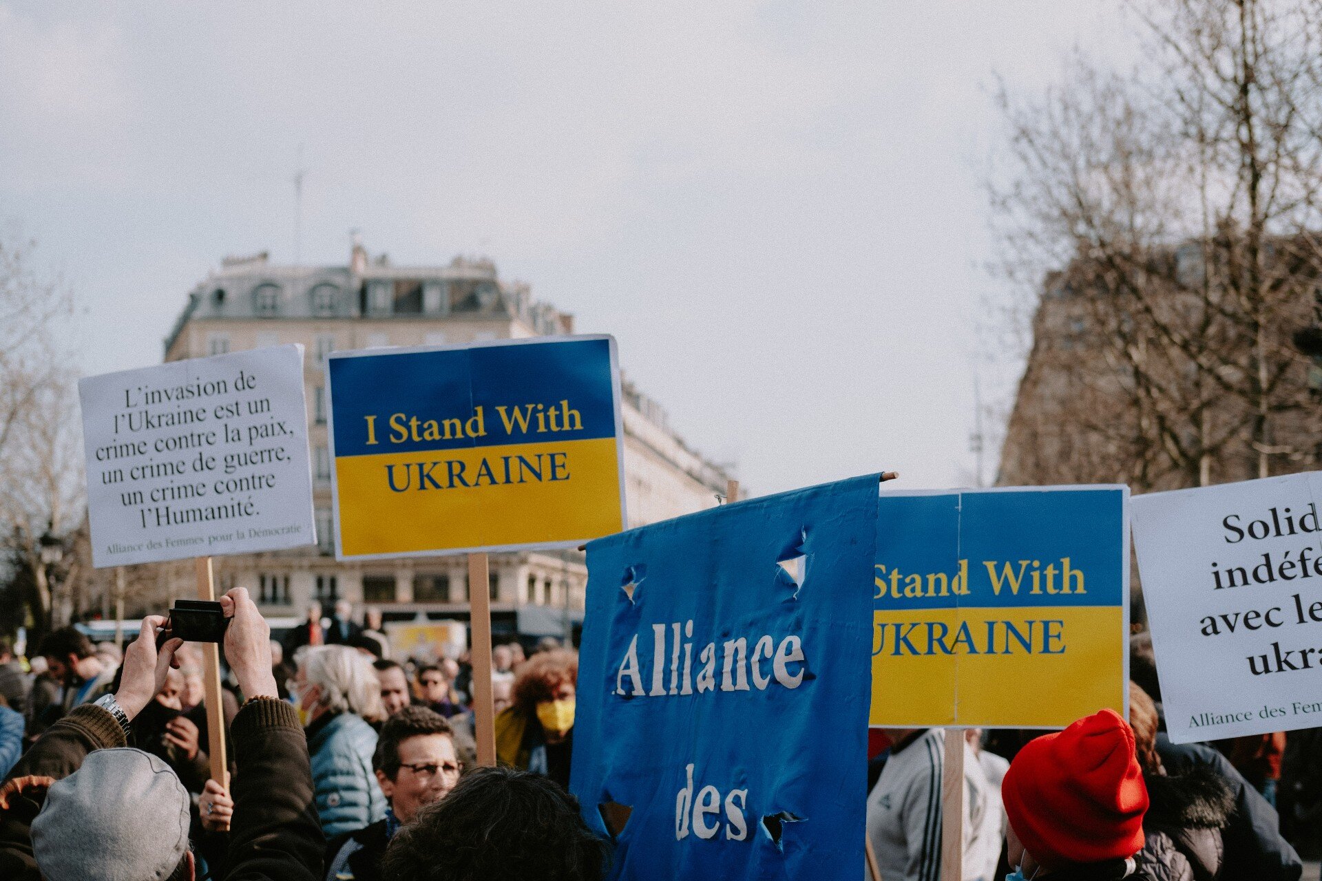 A Lyon, plusieurs manifestations ont été organisées pour témoigner du soutien à l'Ukraine. Une photo libre de droit Pexels par Mathias Pr Reding.