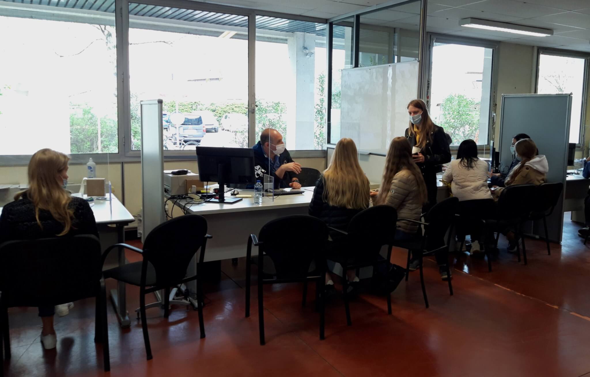 Des agents de la préfecture de Lyon accueille des familles ukrainiennes pour leur délivrer l'autorisation temporaire de séjour. ©LB/Rue89Lyon