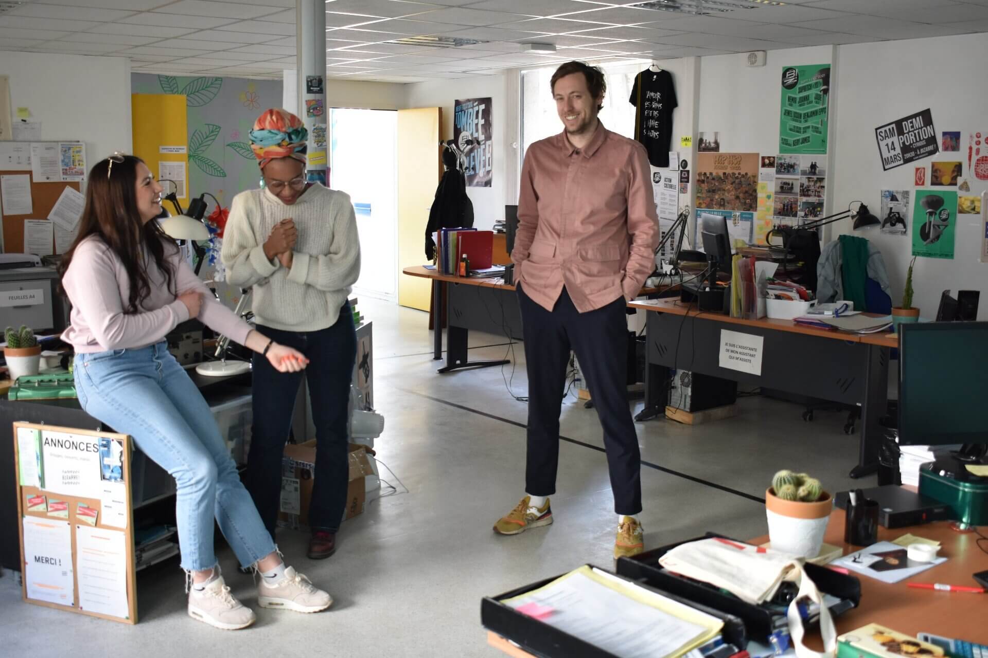 On parle de rap avec Zoé Salamand, Maïa Boumpoutou et Grégoire Potin dans les locaux de Bizarre ! à Vénissieux ©LS/Rue89Lyon