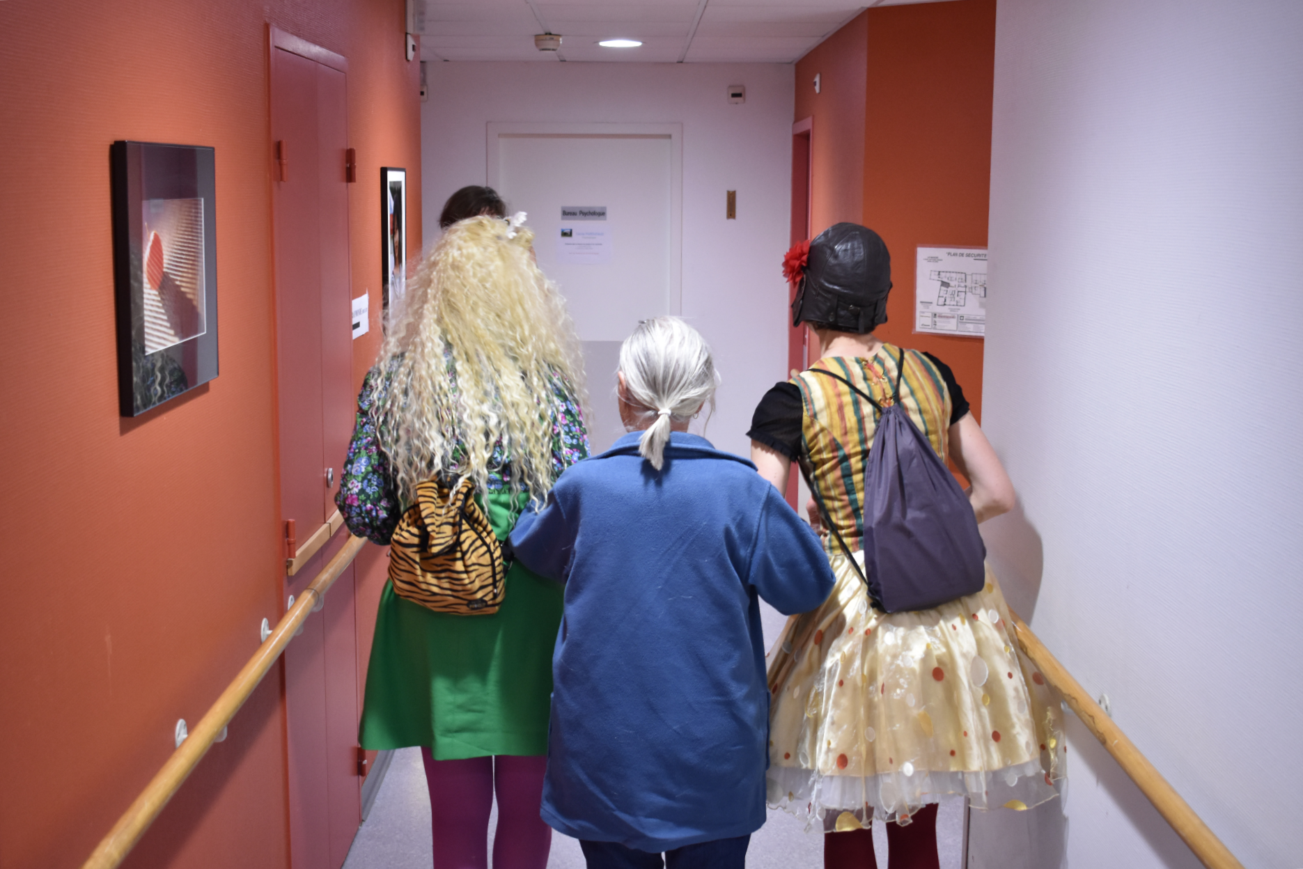 Les clowns de l'Ehpad Bertille et Josiane font déambuler Raymonde. ©LS/Rue89Lyon