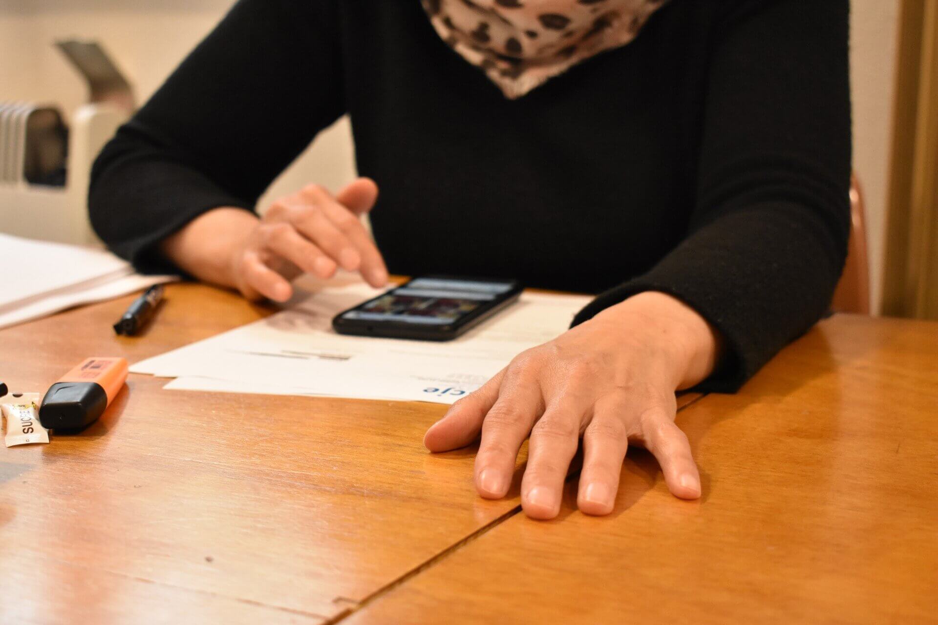 Les mains d'Ariane, accusée et victime de violences conjugales ©LS/Rue89Lyon