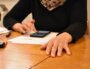 Les mains d'Ariane, accusée et victime de violences conjugales ©LS/Rue89Lyon