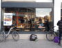 Des livreurs à vélo attendent des commandes devant le Burger King de la rue Garibaldi (Lyon 7). ©LB/Rue89Lyon