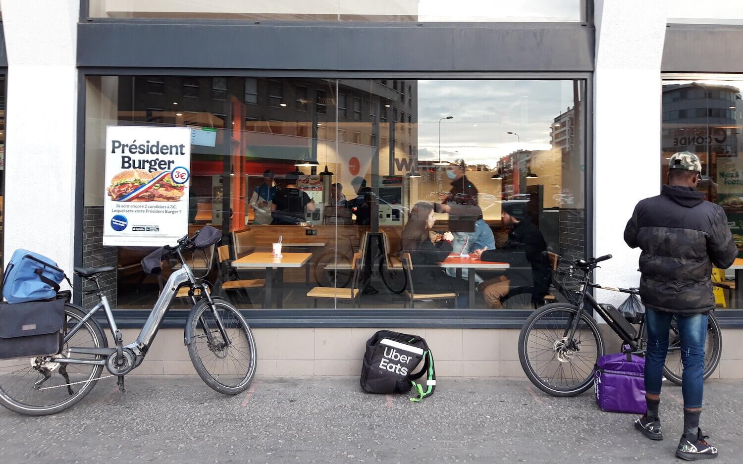 Des livreurs à vélo attendent des commandes devant le Burger King de la rue Garibaldi (Lyon 7). ©LB/Rue89Lyon