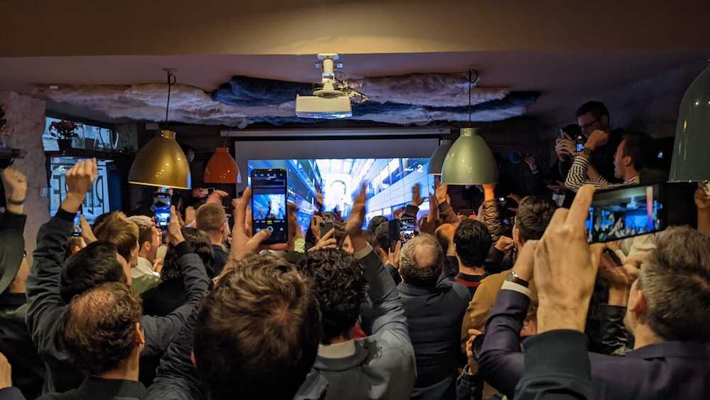 Cris de joie dans le bar qui réunit les militants de La République en marche à Lyon. ©LaureSolé/Rue89Lyon.