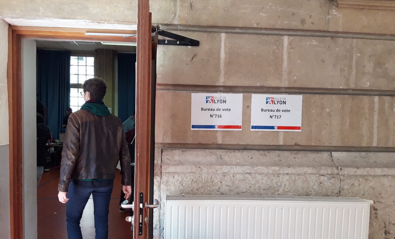 L'entrée d'un bureau de vote à Lyon 7e pour le premier tour de l'élection présidentielle 2022. ©LB/Rue89Lyon