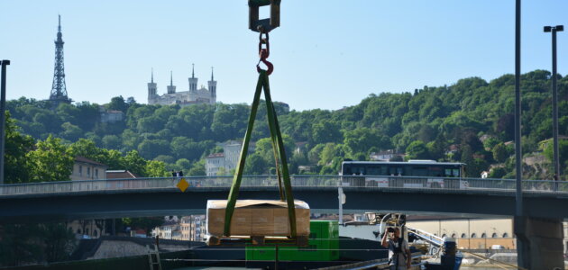 Du beaujolais livré en péniche à Lyon : une expérimentation pour faire renaître le transport fluvial