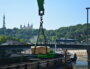 Un bateau-moteur arrive à Lyon