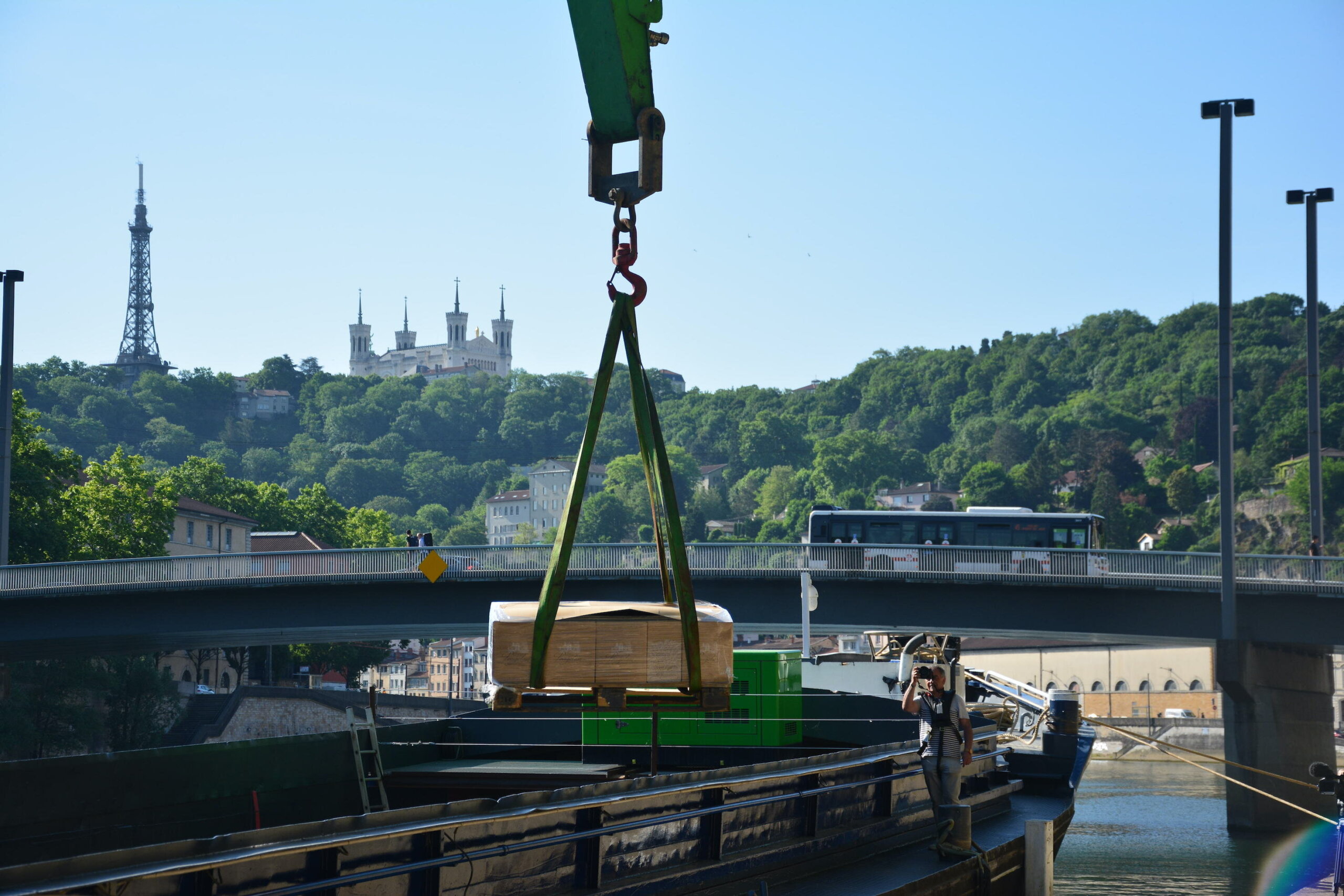 Un bateau-moteur arrive à Lyon