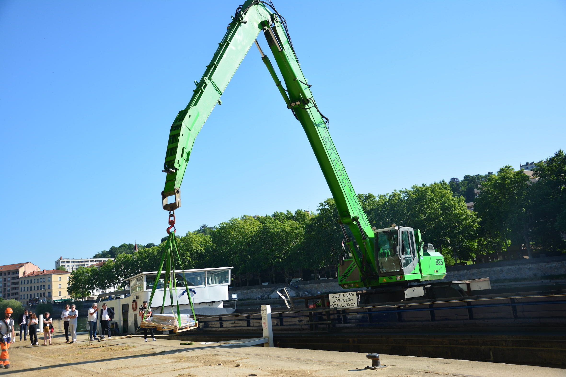 Un bateau-moteur arrive à Lyon