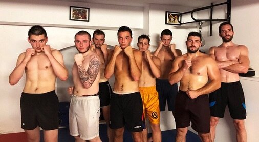 Des militants d'extrême posent dans la salle de boxe des identitaires, l'Agogé. À gauche, Eliot Bertin. A ses côtés, tatoué, Anthony Renaud. Avec le short jaune : Arnaud Payre. Adrien Lasalle est le second en partant de la droite. ©Twitter de l'Agogée