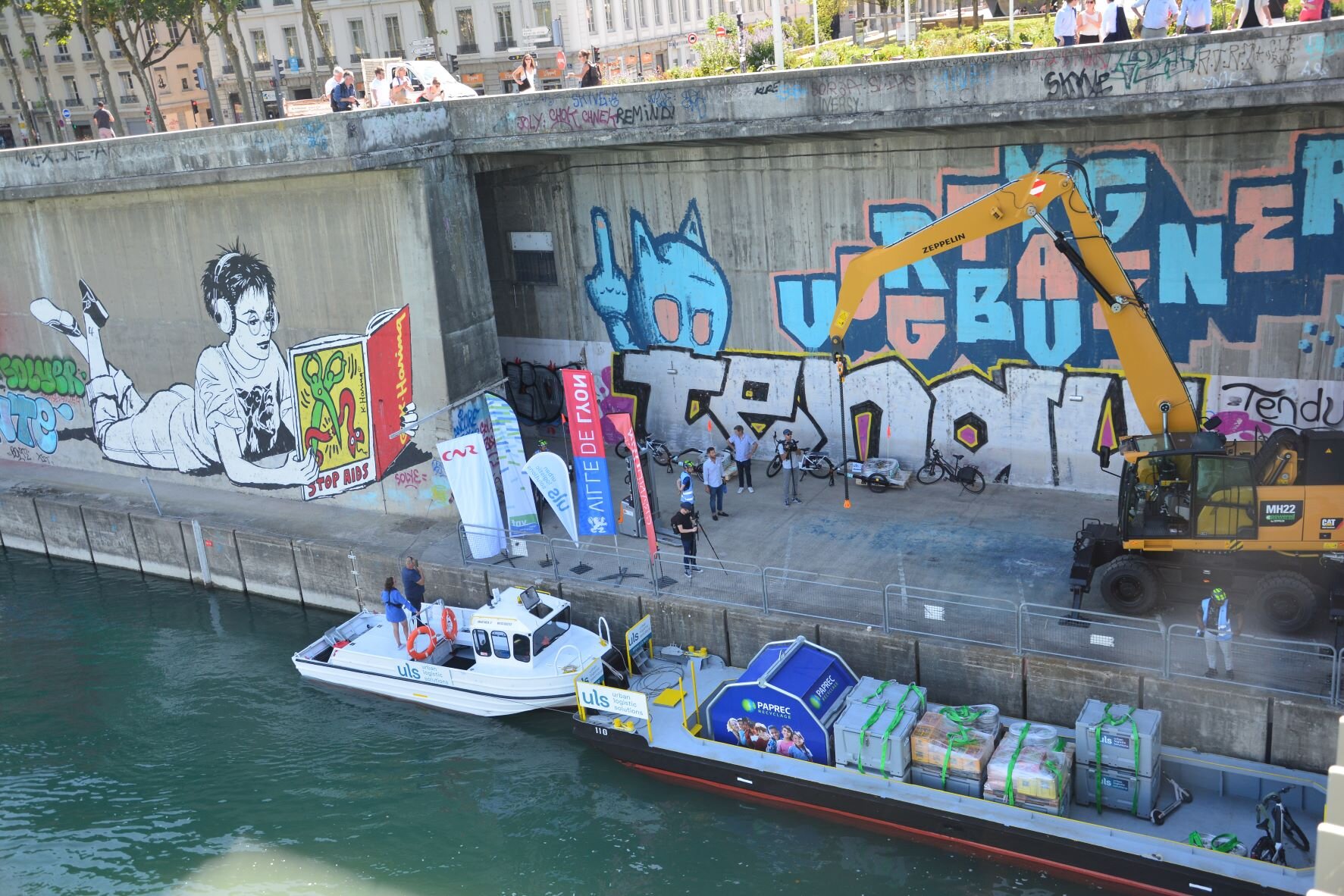A Lyon, des marchandises arrivent dans le centre-ville par bateau