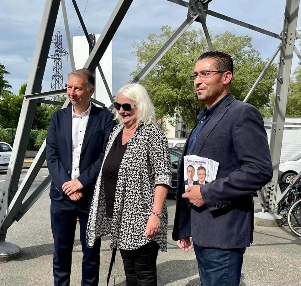 vendredi 3 juin 2022, Bruno Bernard (président de la Métropole de Lyon - gauche), et Michèle Picard (maire de Vénissieux - au milieu) accompagne Idir Boumertit, le candidat de la Nupes, au cours d'une déambulation au marché du Charréard à Vénissieux. Photo : Facebook du candidat