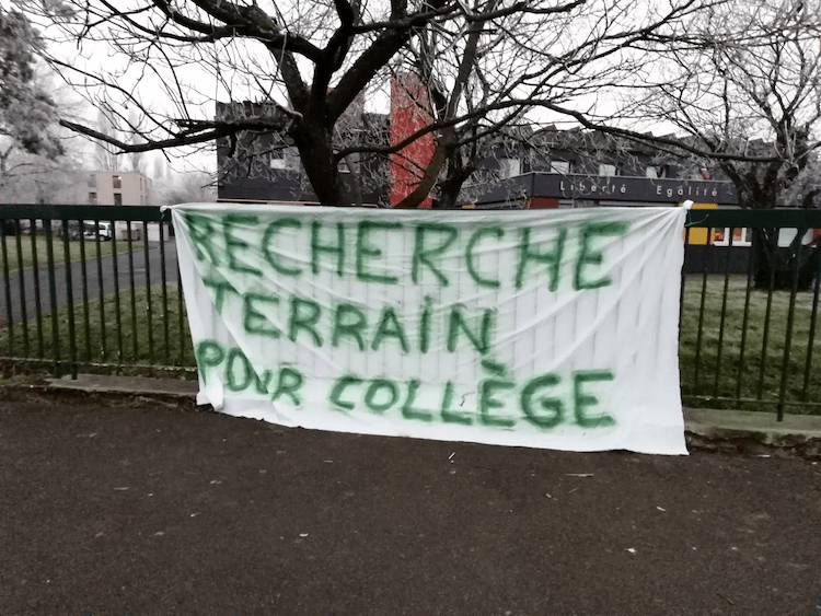 Manifestation contre un collège au sud de Villefranche-sur-Saône