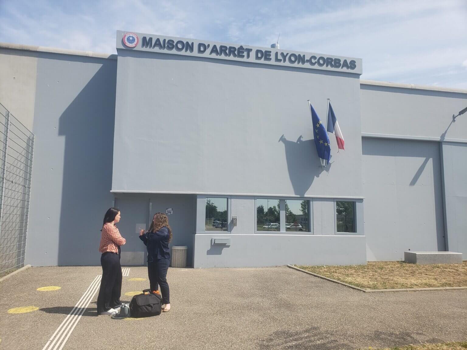 L’adjointe au maire de Lyon Sonia Zdorovtzoff (à gauche) et la déléguée générale de l’association Tout Va Bien, Laurianne Ploix devant la prison de Lyon-Corbas