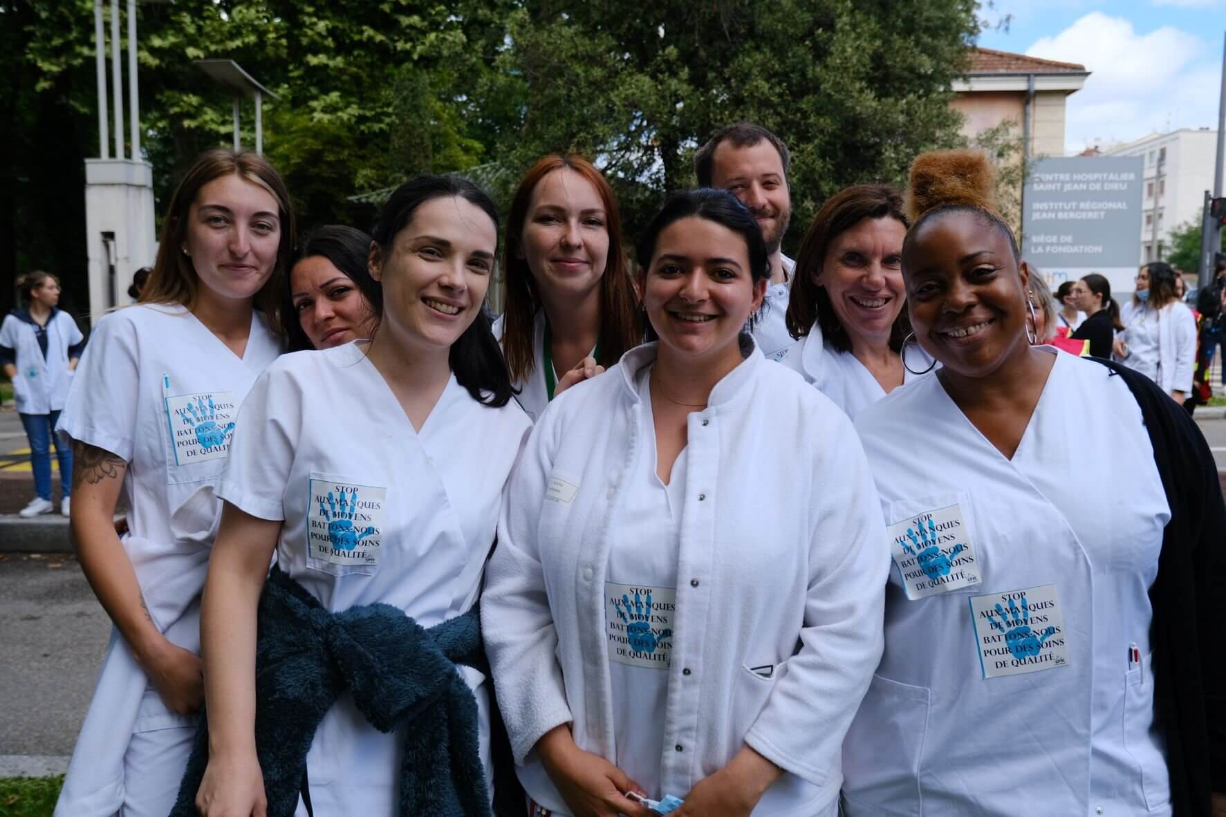 Léa Sciuto au centre, infirmière, entourée de son équipe à l'hôpital Saint Jean de Dieu ©LS/Rue89Lyon