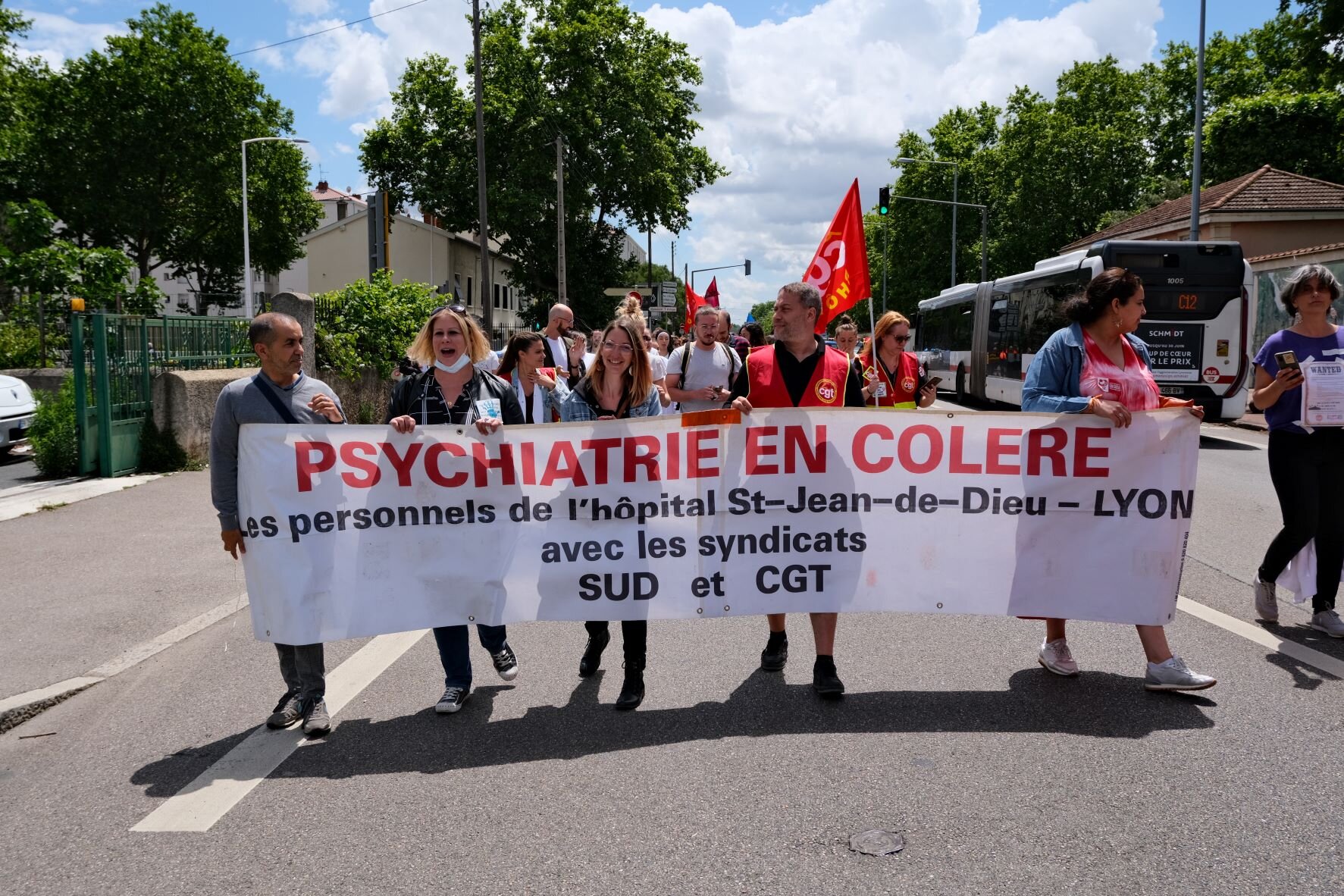 Un rassemblement soignant a été organisé devant l'hôpital psychiatrique Saint Jean de Dieu, à Lyon. Les équipes y ont dénoncé la fermeture de deux services ainsi que la dégradation de leurs conditions de travail.