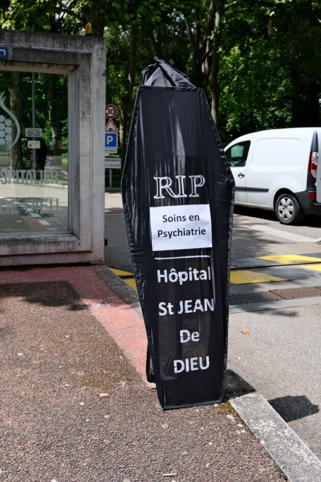 Un rassemblement soignant a été organisé devant l'hôpital psychiatrique Saint Jean de Dieu, à Lyon. Les équipes y ont dénoncé la fermeture de deux services ainsi que la dégradation de leurs conditions de travail. ©LS/Rue89Lyon