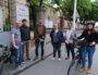Les parents d'élèves devant les grilles de l'école Berthelet. ©LS/Rue89Lyon