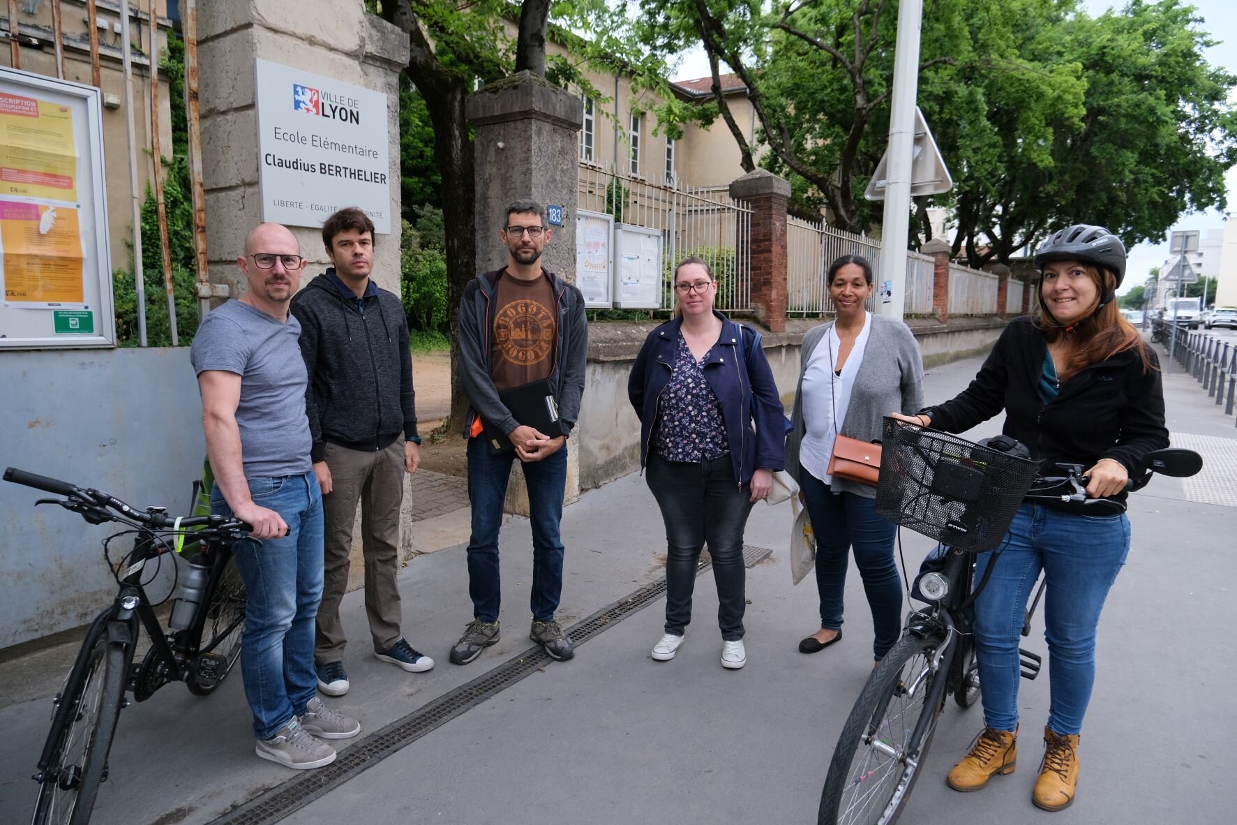 Les parents d'élèves devant les grilles de l'école Berthelet. ©LS/Rue89Lyon