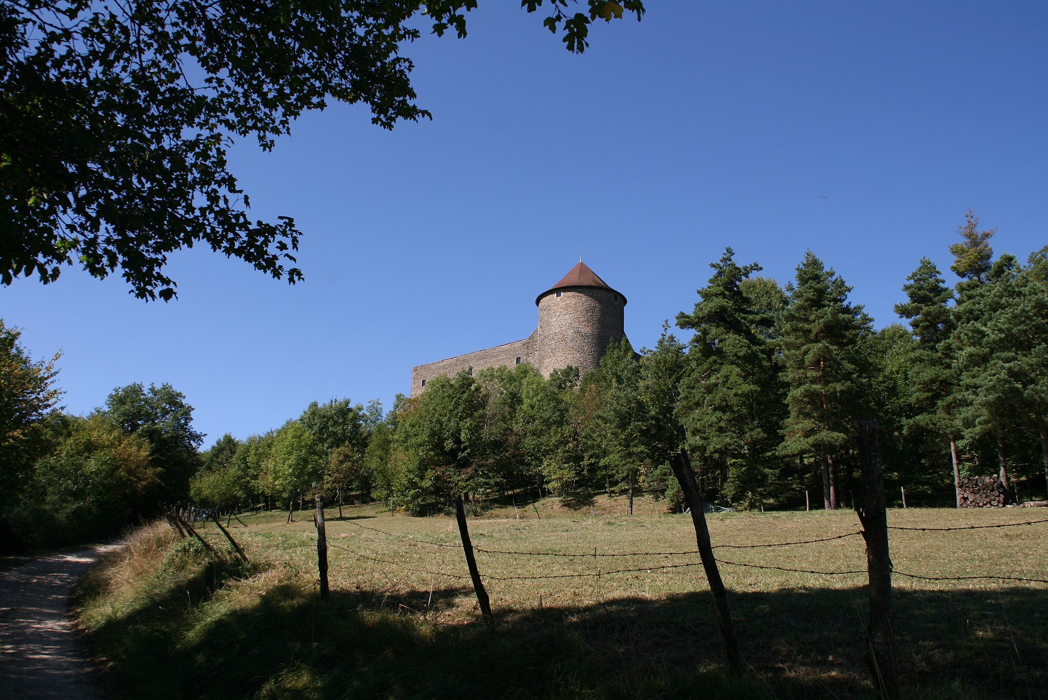 A une demi-heure en train de Lyon, cette balade vous emmène notamment jusqu'au château d'Allymes, dans l'Ain.