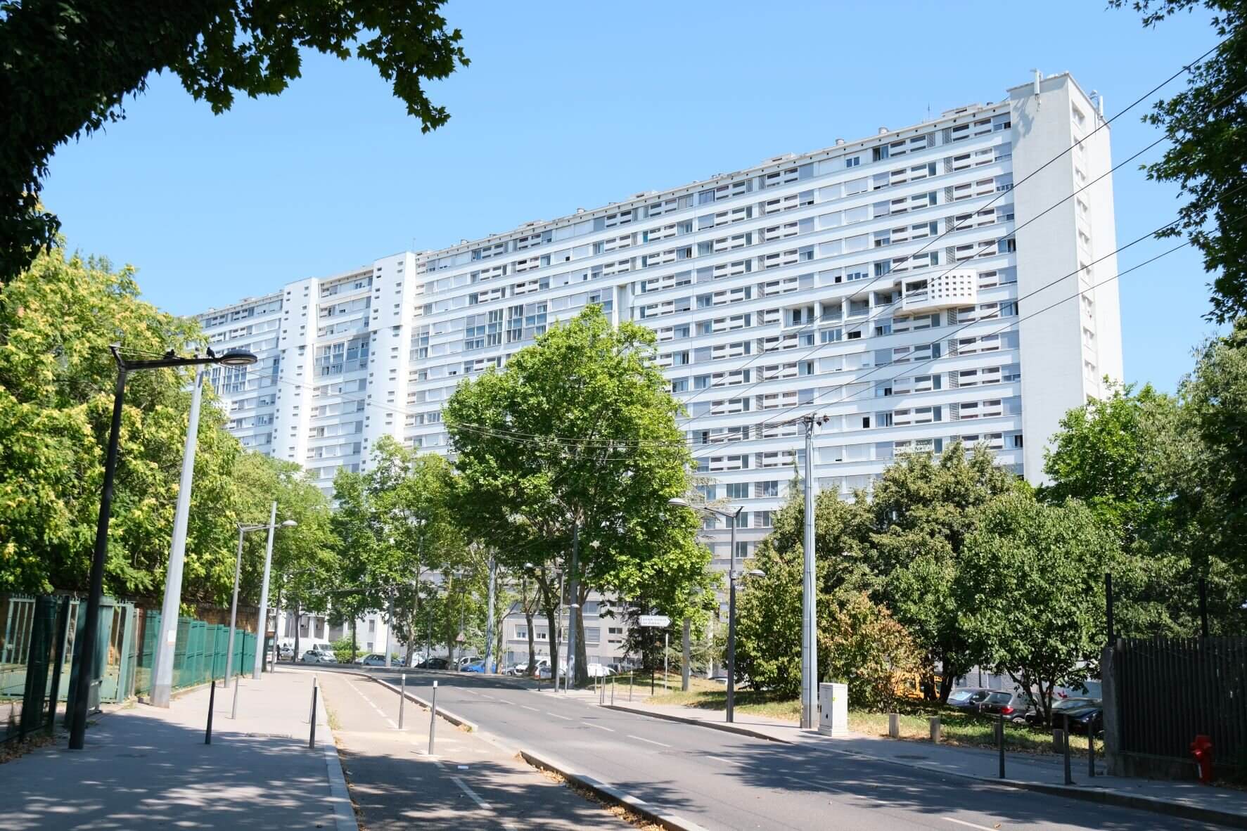 La barre Sakharov au pied de laquelle une fusillade s'est déroulée le 14 juin dernier. ©LS/Rue89Lyon