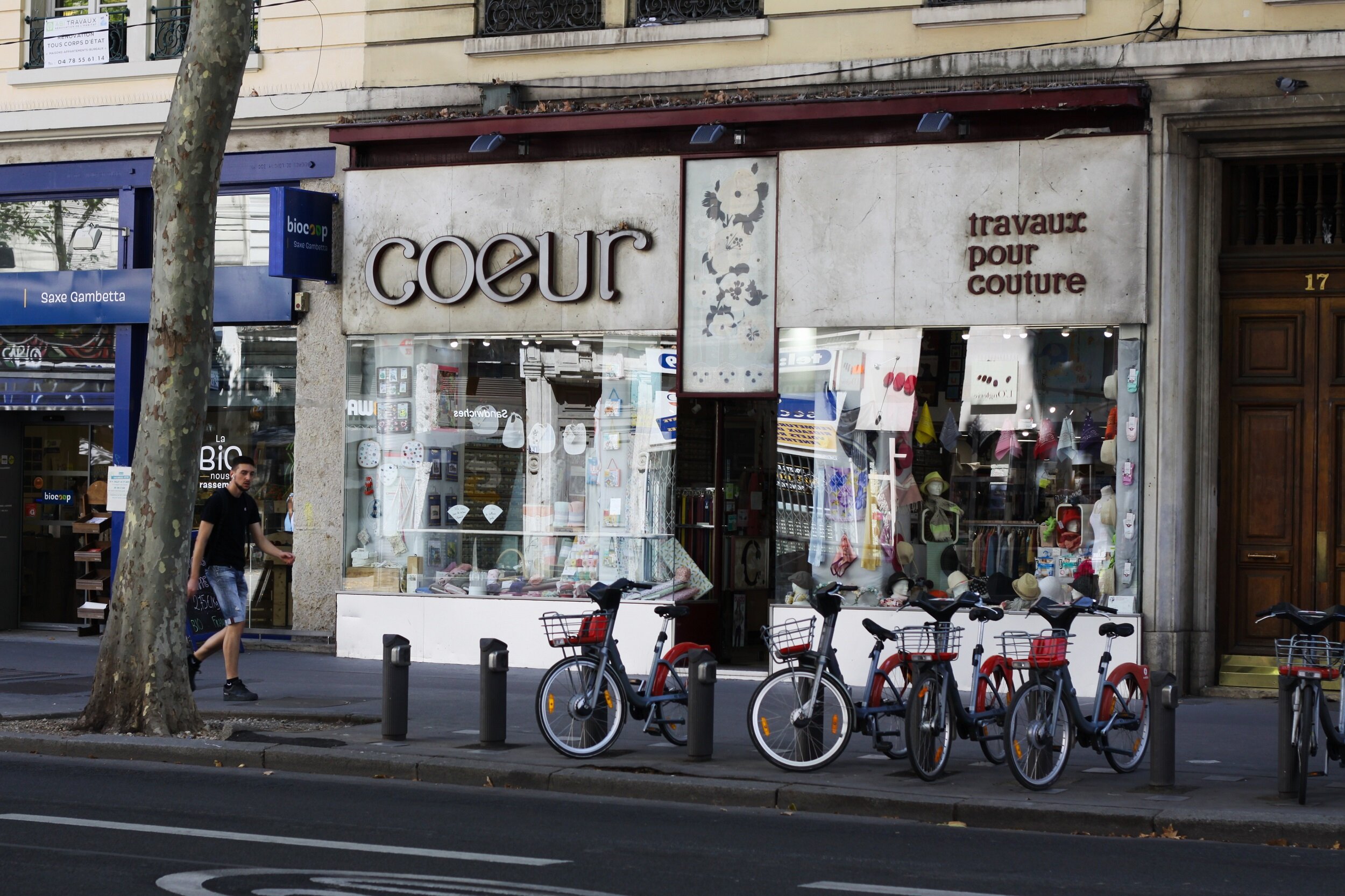 La mercerie Coeur se trouve au niveau du métro Saxe-Gambetta, non loin du quartier de la Guillotière, à Lyon 7e.