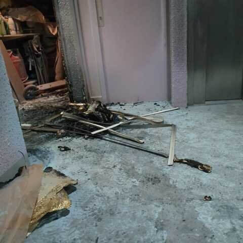 Il y a eu un départ de feu sur des déchets électriques dans un immeuble des Minguettes. Photo par un habitant.