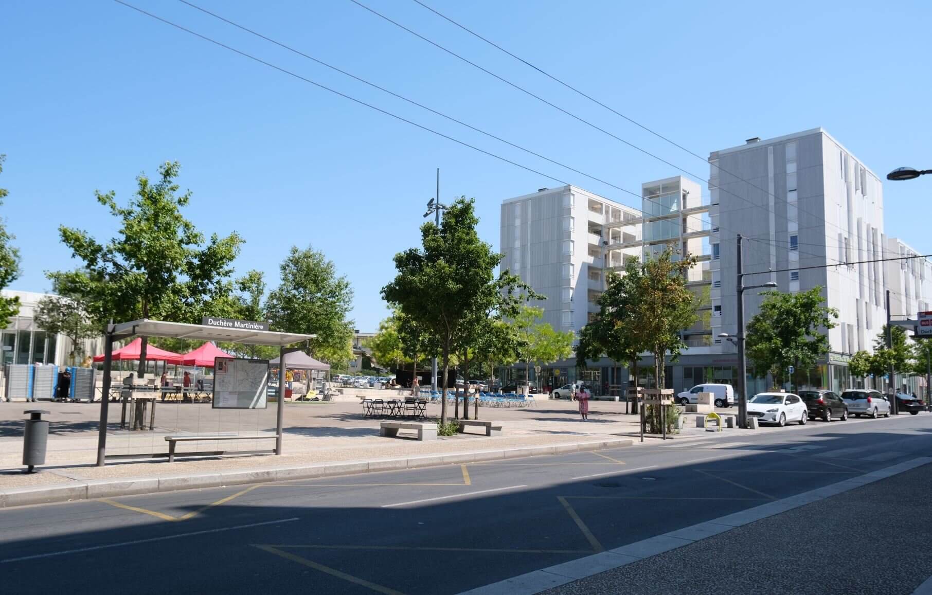 La place Abbé-Pierre, à la Duchère (Lyon 9e), à une centaine de mètres de la barre Sakharov au pied de laquelle une fusillade s'est déroulée le 14 juin dernier. ©LS/Rue89Lyon