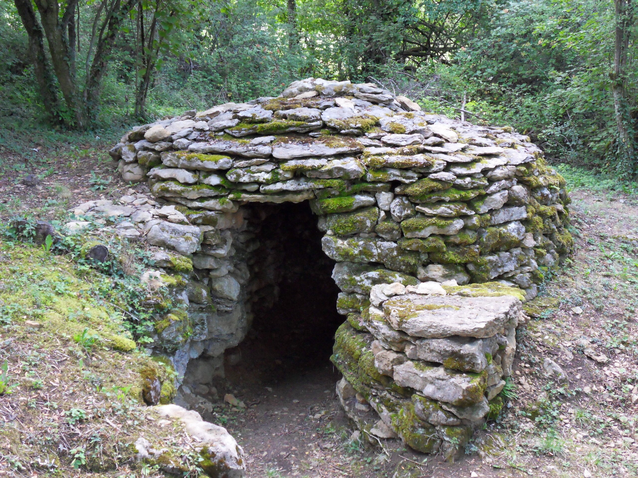 Une caborne à Saint Didier au Mont d'Or, Par Chaoborus, Wikipédia commons