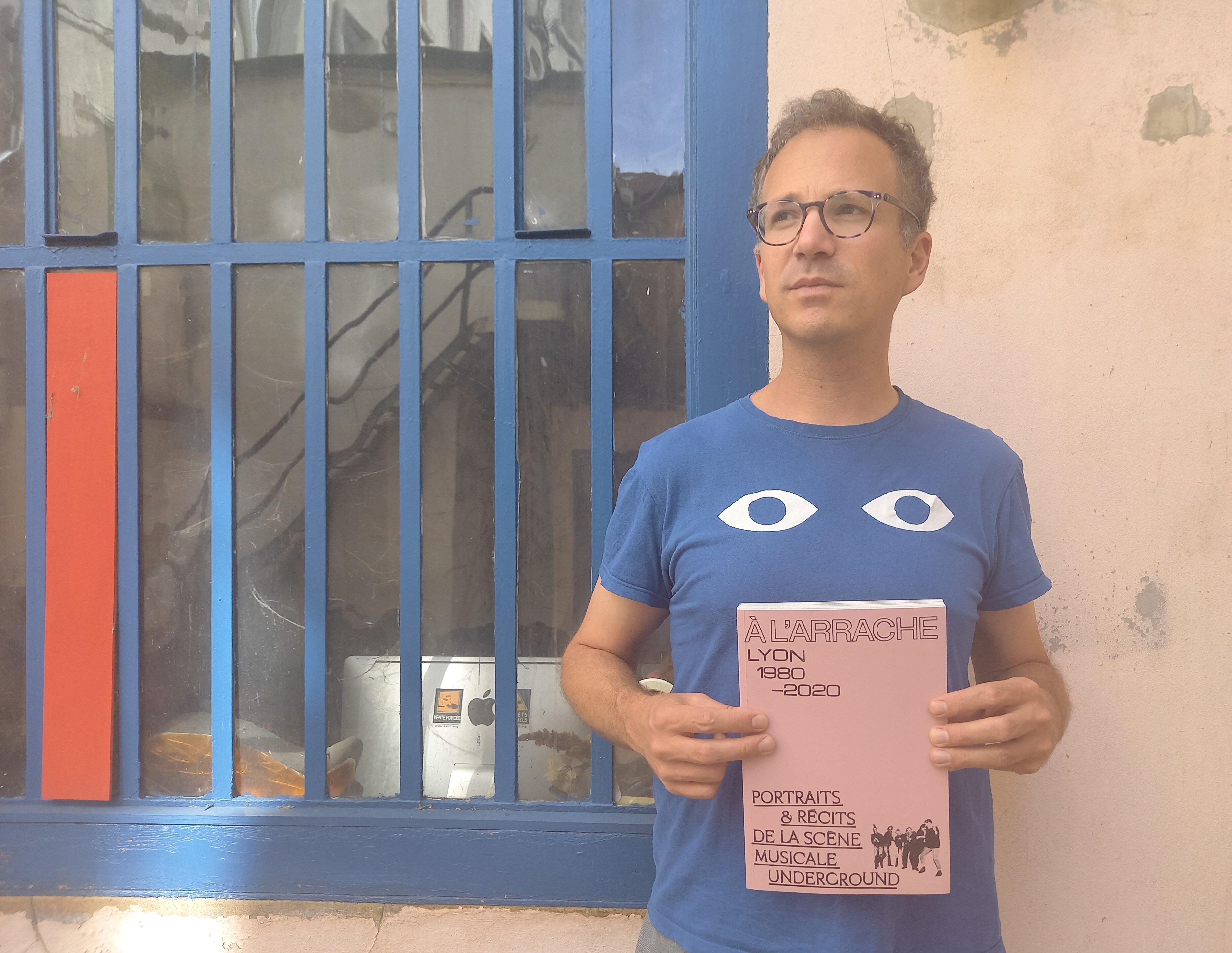 Sébastien Escande et son livre À l'Arrache dans le quartier de la Guillotière