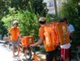 Quatre livreurs Just Eat dont deux syndiqués CGT ont tenté d'intercepter le DRH parisien à Lyon afin d'obtenir des informations sur le PSE. ©LS/Rue89Lyon