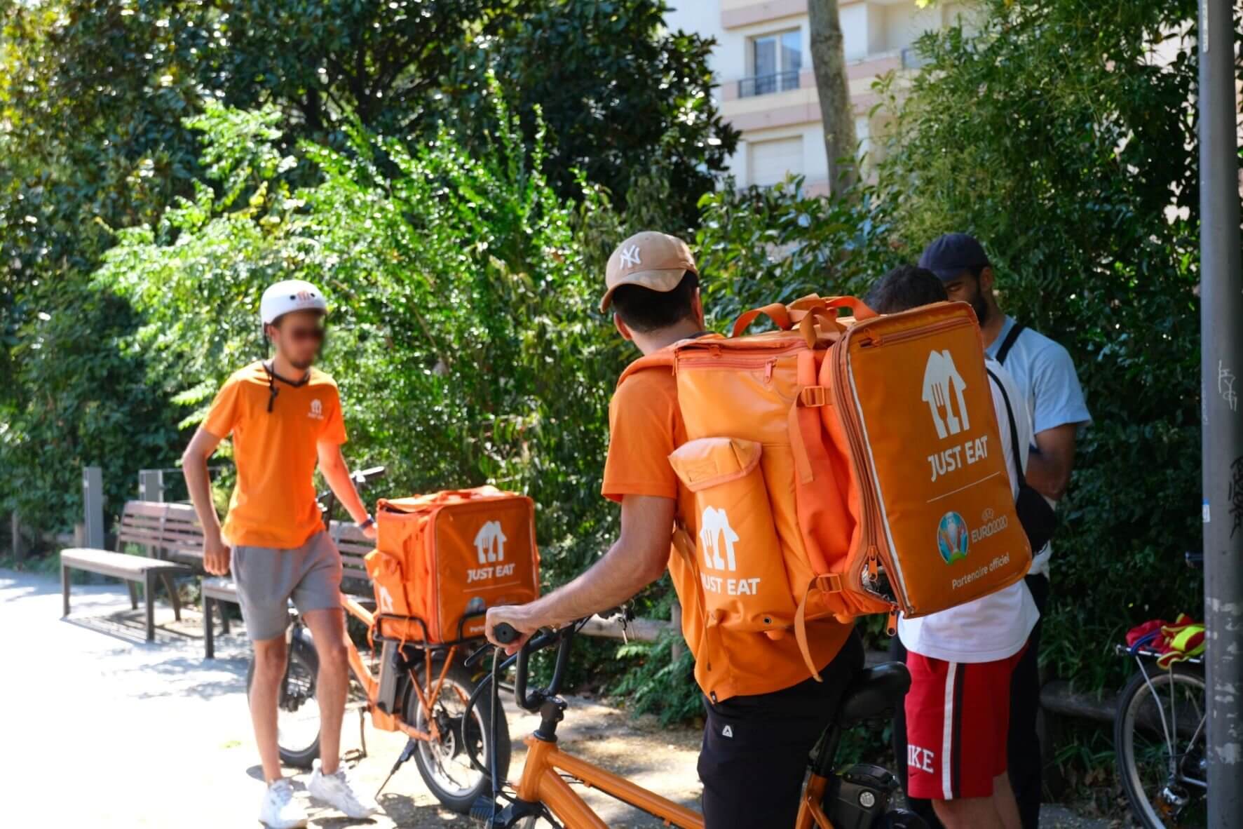 Quatre livreurs Just Eat dont deux syndiqués CGT ont tenté d'intercepter le DRH parisien à Lyon afin d'obtenir des informations sur le PSE. ©LS/Rue89Lyon