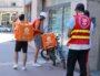 Quatre livreurs Just Eat dont deux syndiqués CGT ont tenté d'intercepter le DRH parisien à Lyon afin d'obtenir des informations sur le PSE. ©LS/Rue89Lyon
