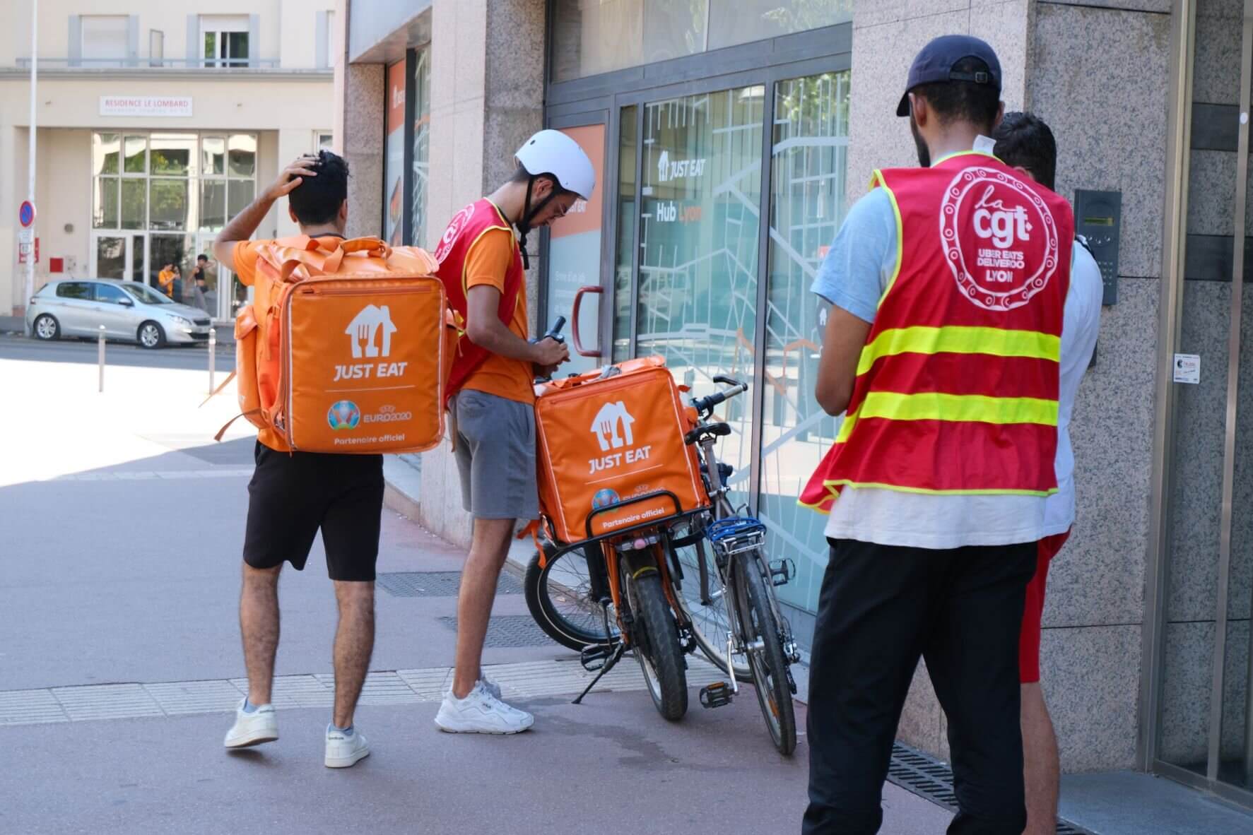 Quatre livreurs Just Eat dont deux syndiqués CGT ont tenté d'intercepter le DRH parisien à Lyon afin d'obtenir des informations sur le PSE. ©LS/Rue89Lyon