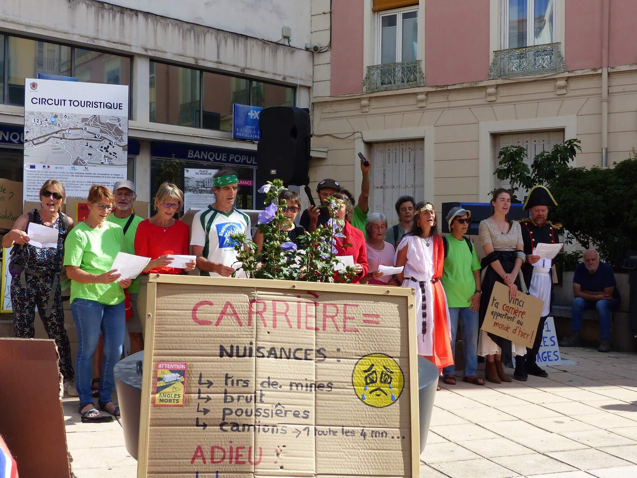 manifestation contre la carrière de Joux, à l'ouest de Lyon