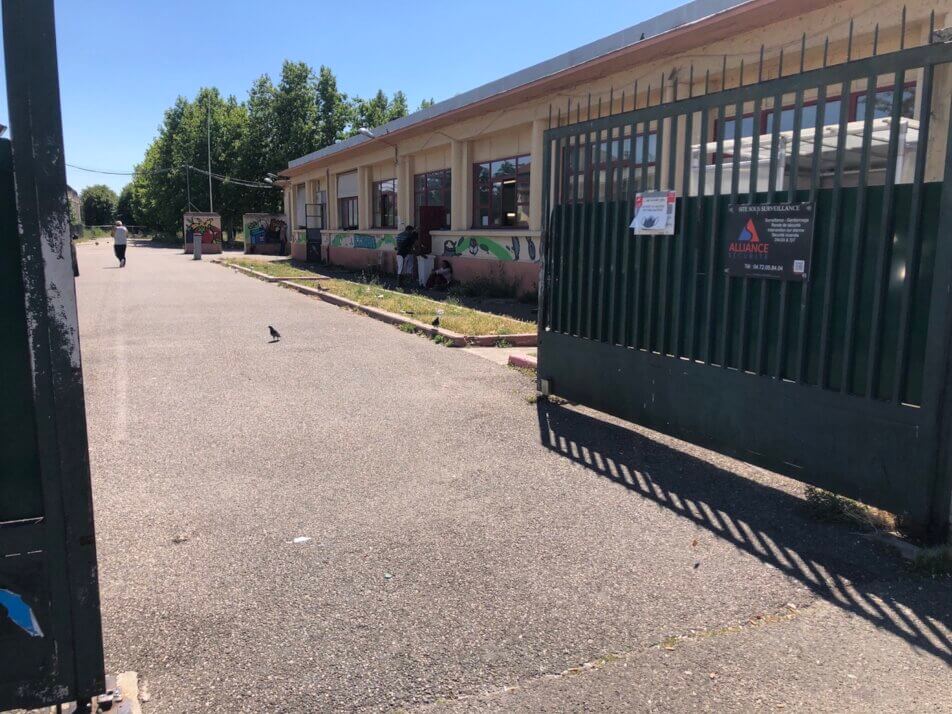 Hébergement d’urgence près de Lyon : trop vétuste, un bâtiment de la caserne Chabal ferme ses portes