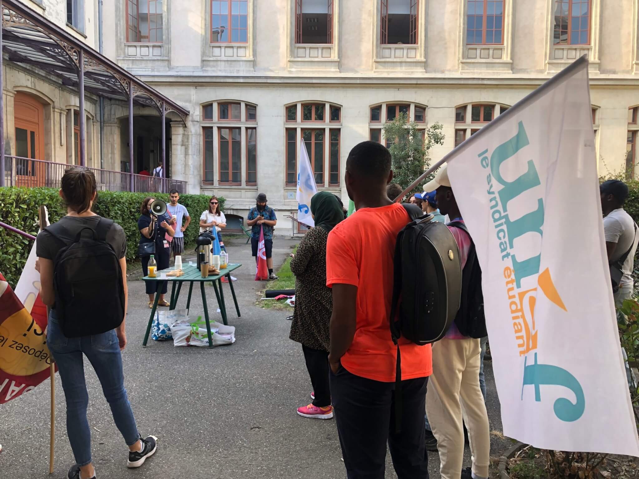 Chaque rentrée depuis quatre ans, des étudiants dits "sans facs" se retrouvent sans affectation dans une université. À Lyon, une trentaine d'entres eux se mobilisent pour obtenir une place à Lyon 2. ©MA/Rue89Lyon